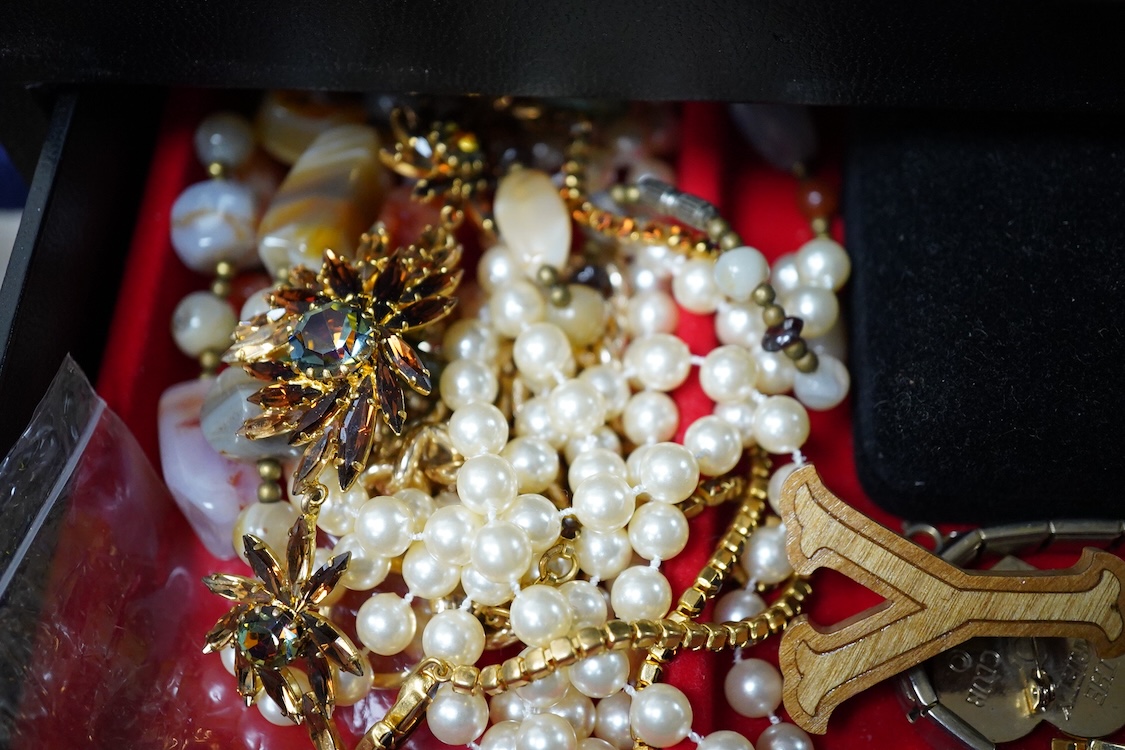 A jewellery box and contents to include a 935 white metal and paste set swallow brooch, silver locket on chain, white metal and costume jewellery, agate necklace and wrist watches including Seiko, Lanco, Lorus and Rotary